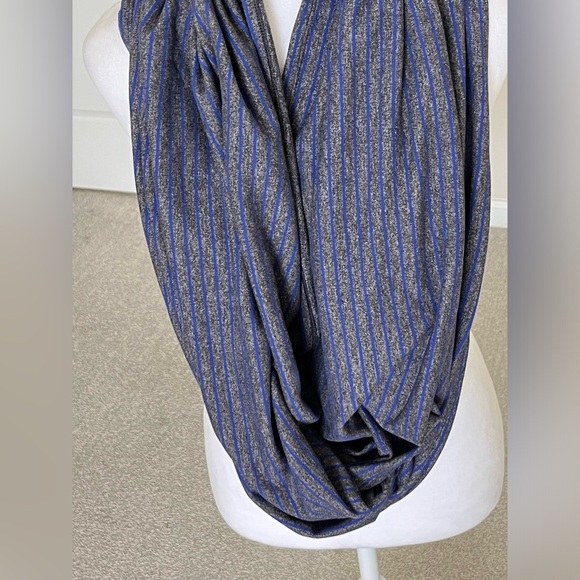 EUC Lululemon Vinyasa Infinity Button Snap Wrap Scarf in Blue and Gray Striped - Picture 2 of 16